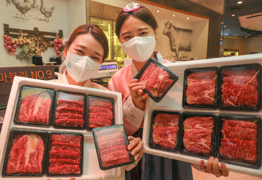 12일 경기도 성남시 백현동 소재 현대백화점 판교점 지하 1층 식품관에서 직원들이 소포장 한우 세트인 한우 소담 선물세트를 소개하고 있다. 현대백화점 제공